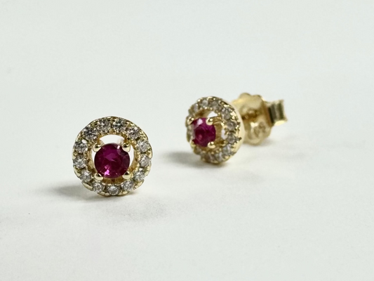 Arete en oro laminado sobre 925, con piedra central en color rosa 